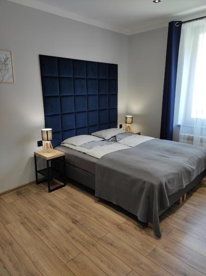 Mirror Apartment *