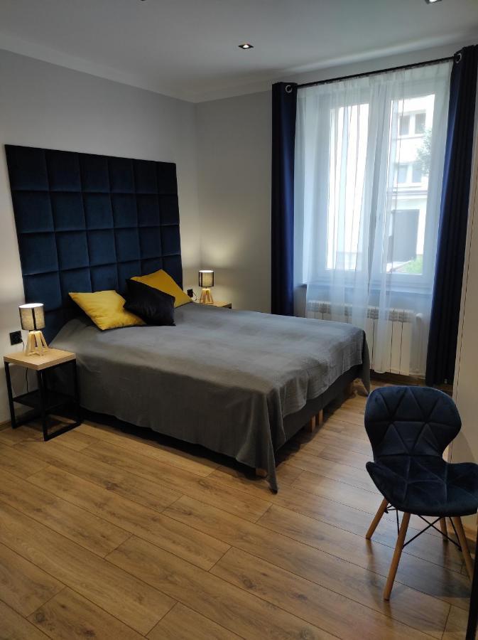 Mirror Apartment *